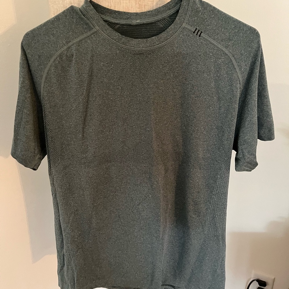 Metal vent tech Lululemon shirt size M